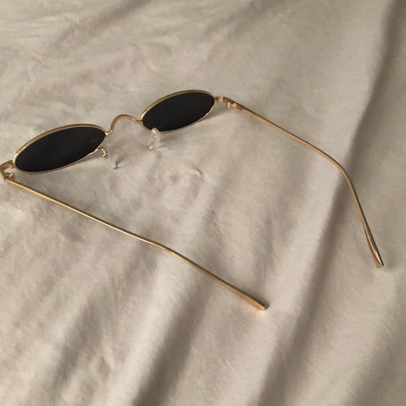 Small oval sunglasses with gold frame - Picture 2 of 3